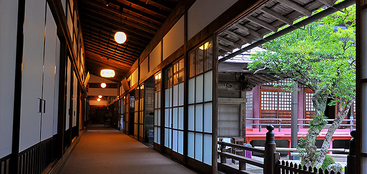 山門から庭園