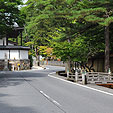 山門前の路地